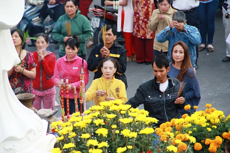 Dòng người thành kính đi lễ chùa đầu năm Bính Thân ảnh 10